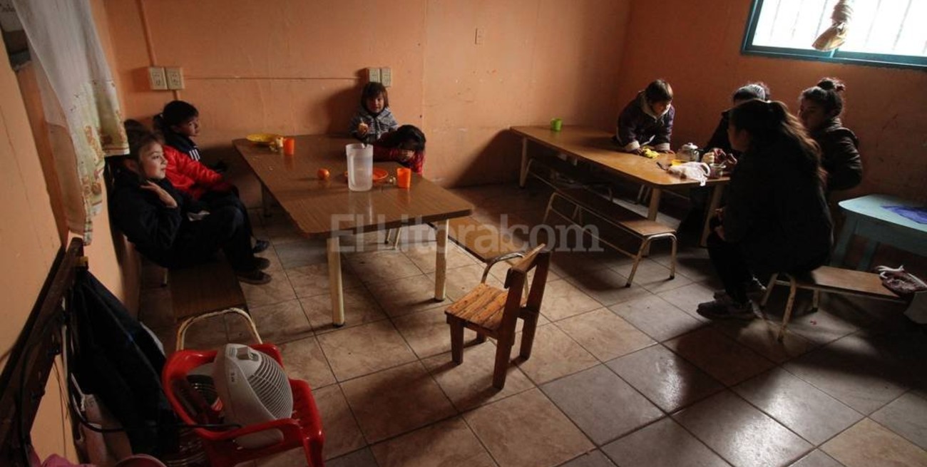 En el jardín Gregorio los niños se abrazan para pasar el frío