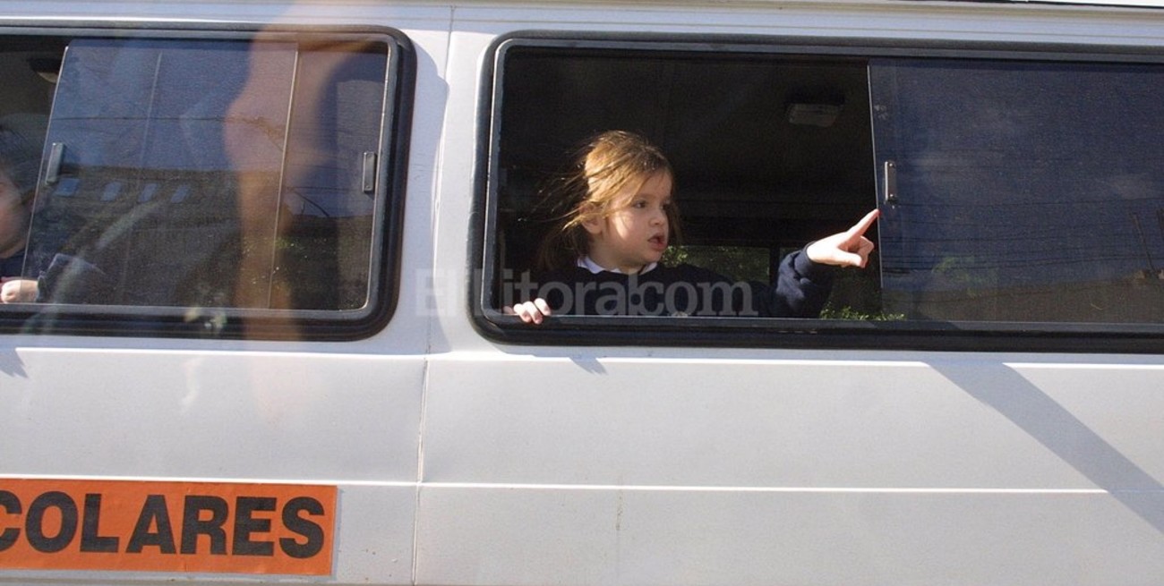 El transporte escolar arranca con un piso de 900 pesos