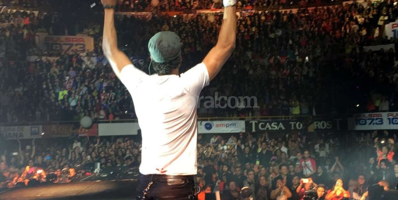 Enrique Iglesias se cortó la mano al sostener un drone