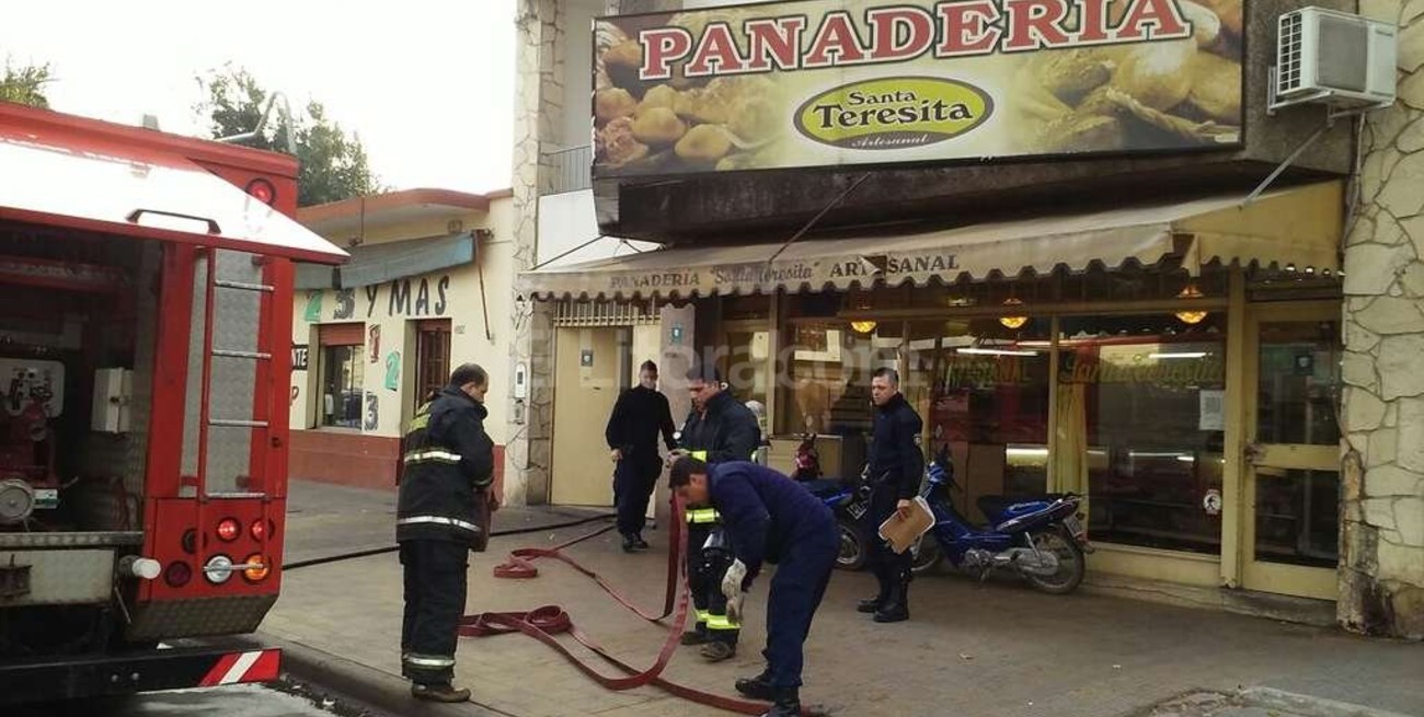 Primero un robo, luego un incendio  en panaderías Santa Teresita