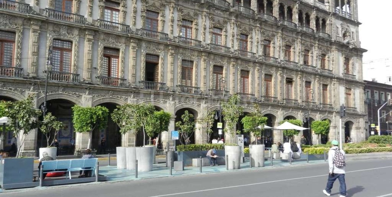 Una idea parecida: en México usan los canteros como "microplazas"