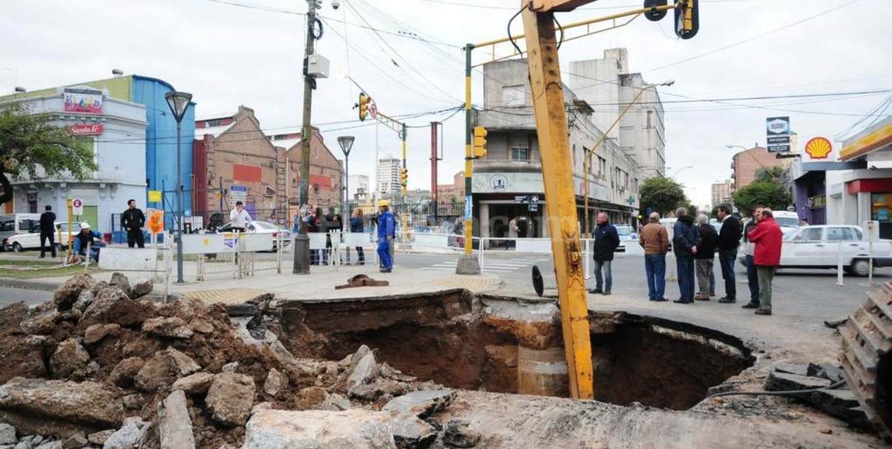 La lluvia podría retrasar la reparación del socavón