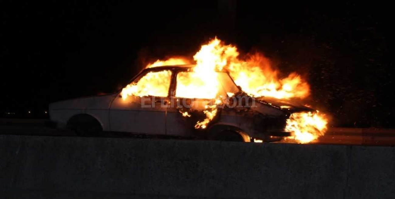 Quemacoches en la Ruta Nacional 168