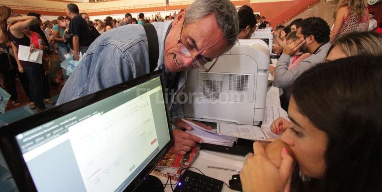 Unos 22 mil docentes concursan por horas titulares en secundaria