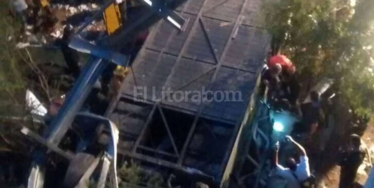 Desbarrancó un colectivo: hay 42 gendarmes muertos