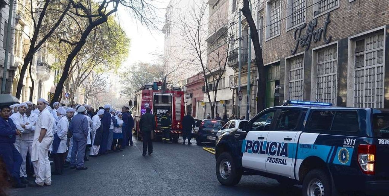 Se incendiaba la fábrica pero la dueña le reclamaba a los operarios "¿por qué no siguen trabajando?"
