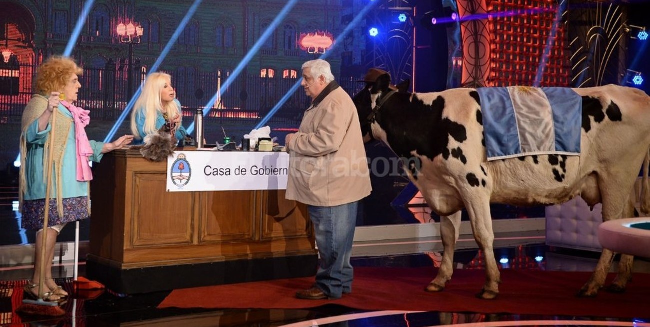 Una tele de la meditación frente a Susana, Samid y la vaca