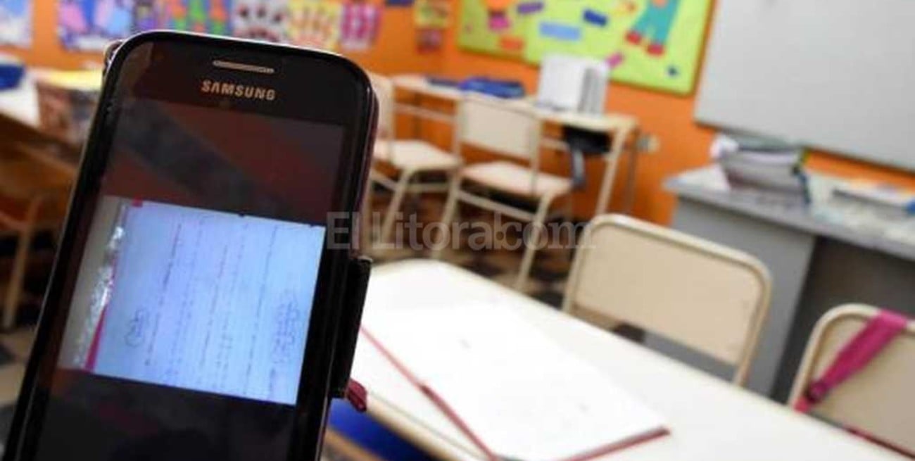 Complicada por las lluvias, una escuela da clases por WhatsApp