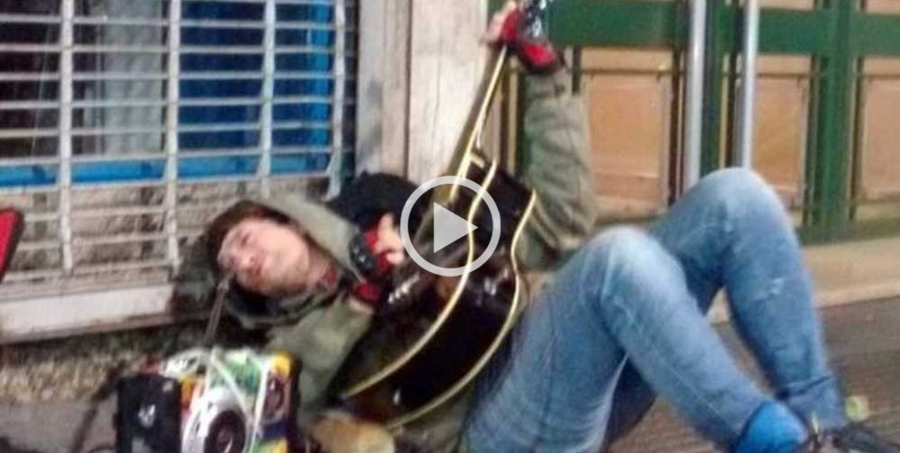 Video: Pity Álvarez toca "a la gorra" en el centro porteño