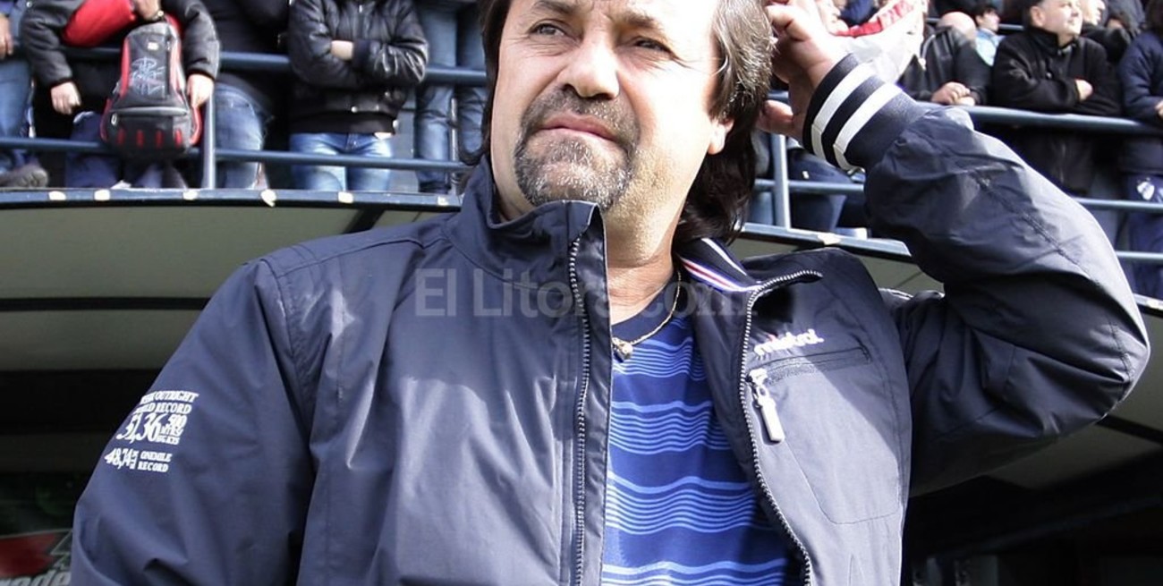 Ricardo Caruso Lombardi en tratativas con la dirigencia de Sarmiento