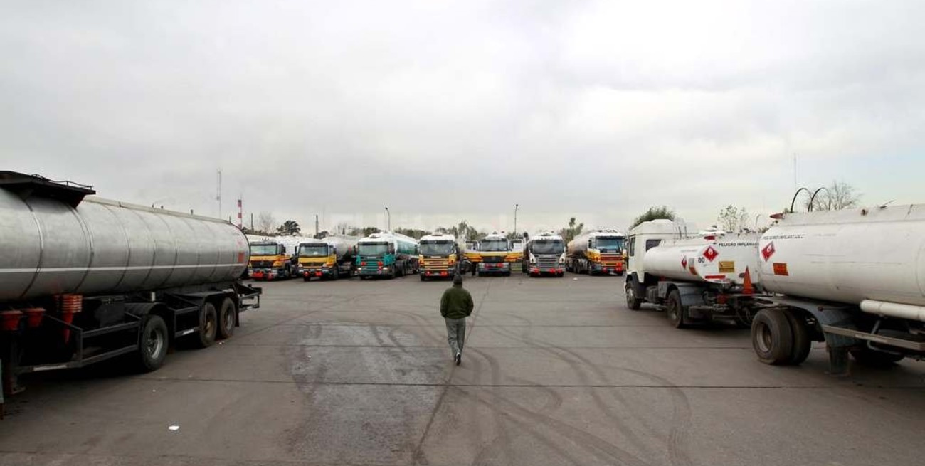Camioneros inició un paro de 48 horas en la distribución de combustibles
