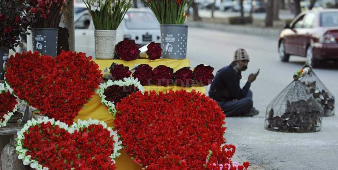 En Pakistán prohíben festejar el día de los enamorados