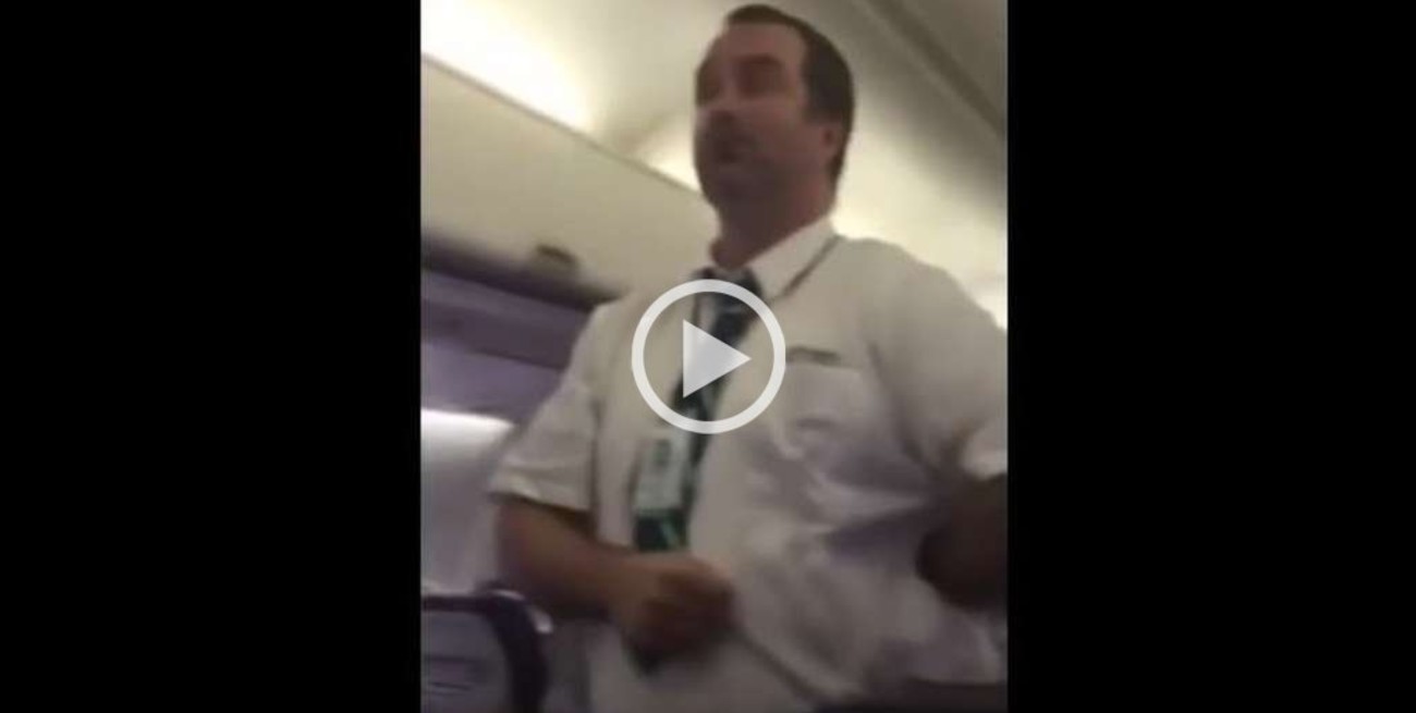 Con humor enseña las instrucciones de seguridad en un avión