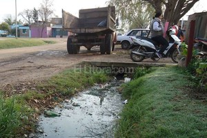 Agencia Santo Tomé Agua estancada. Una parte de calle Almará -del lado este de la calzada- cuenta con tubos para desagüe que fueron adquiridos y colocados por los propios frentistas. Sin embargo, la falta de zanjas a su alrededor dificulta el escurrimiento del agua.
