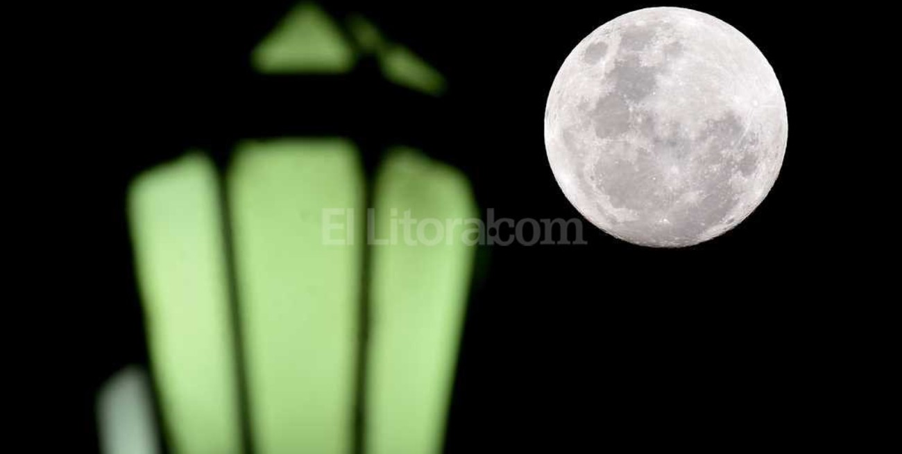 Los primeros turistas llegarán a la luna en 2018