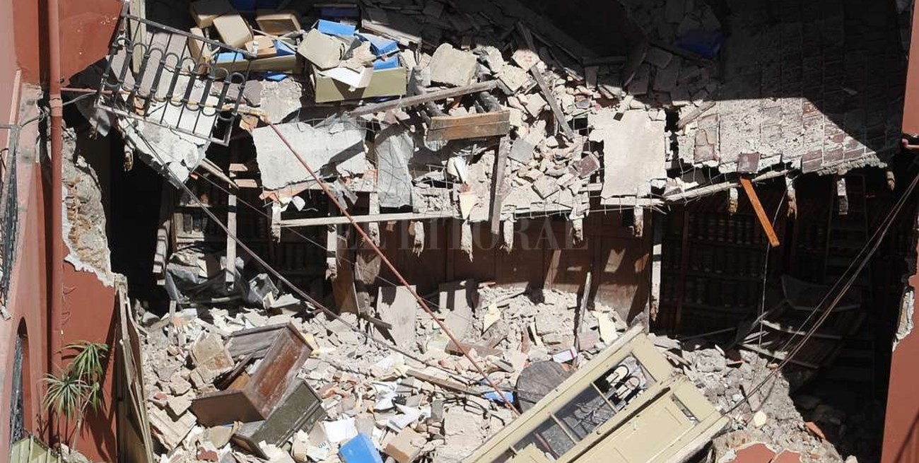 Parte de la historia bajo los escombros