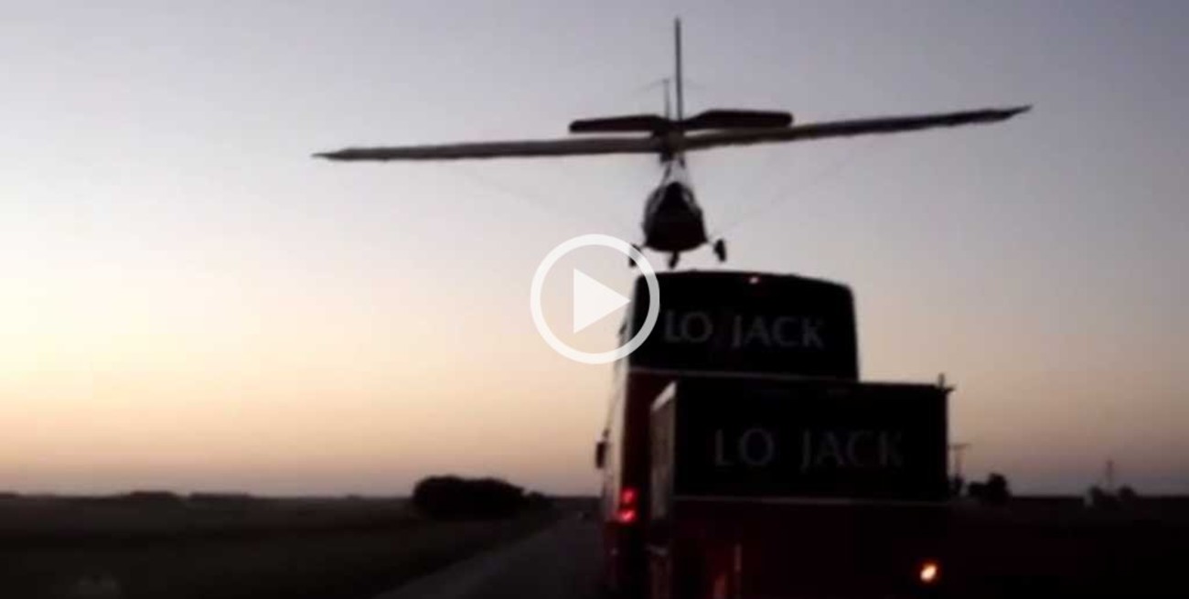 Video: Marcos Di Palma aterrizó un avión sobre un colectivo