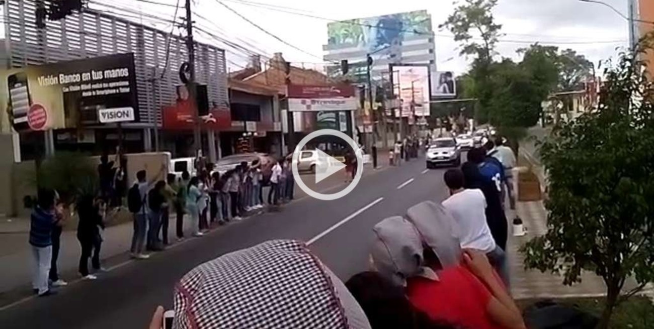 A toda velocidad, Francisco se mueve por las calles de Asunción