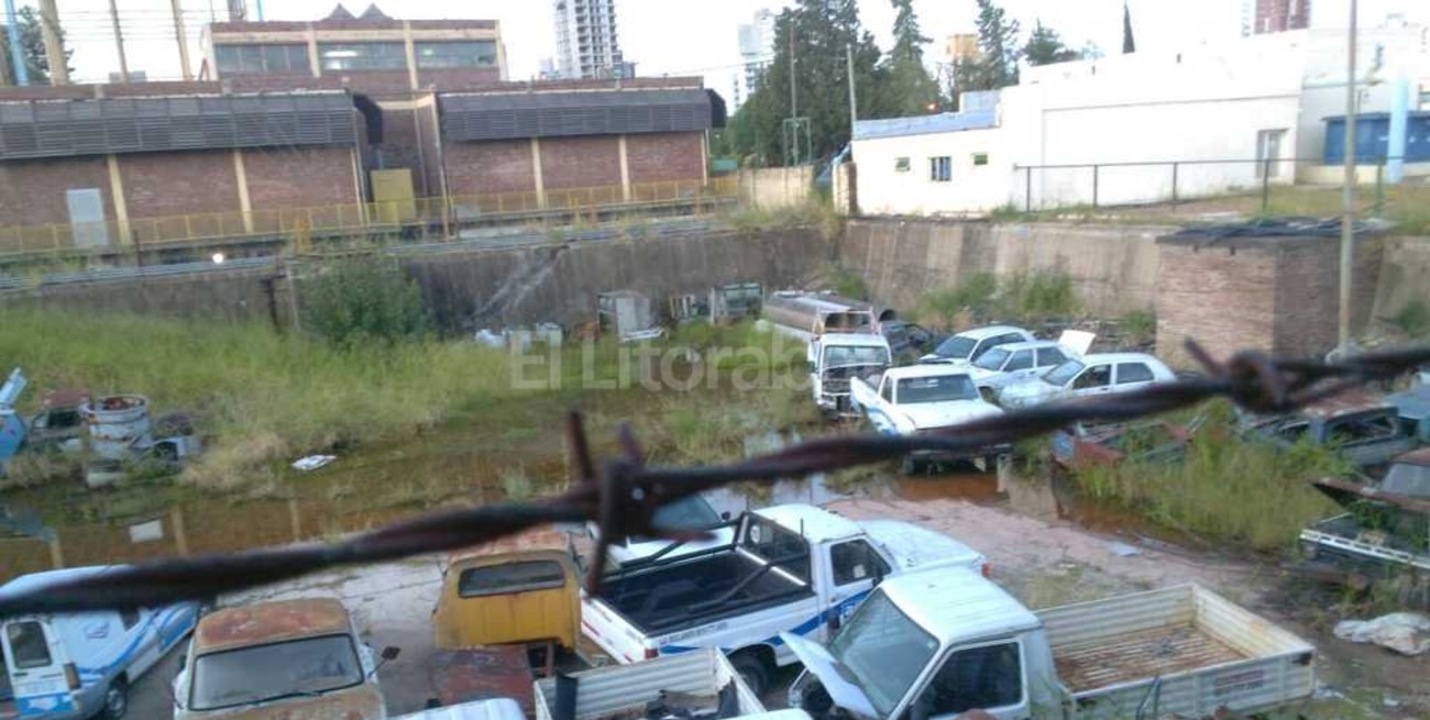 Un cementerio de autos al lado de la planta de agua potable