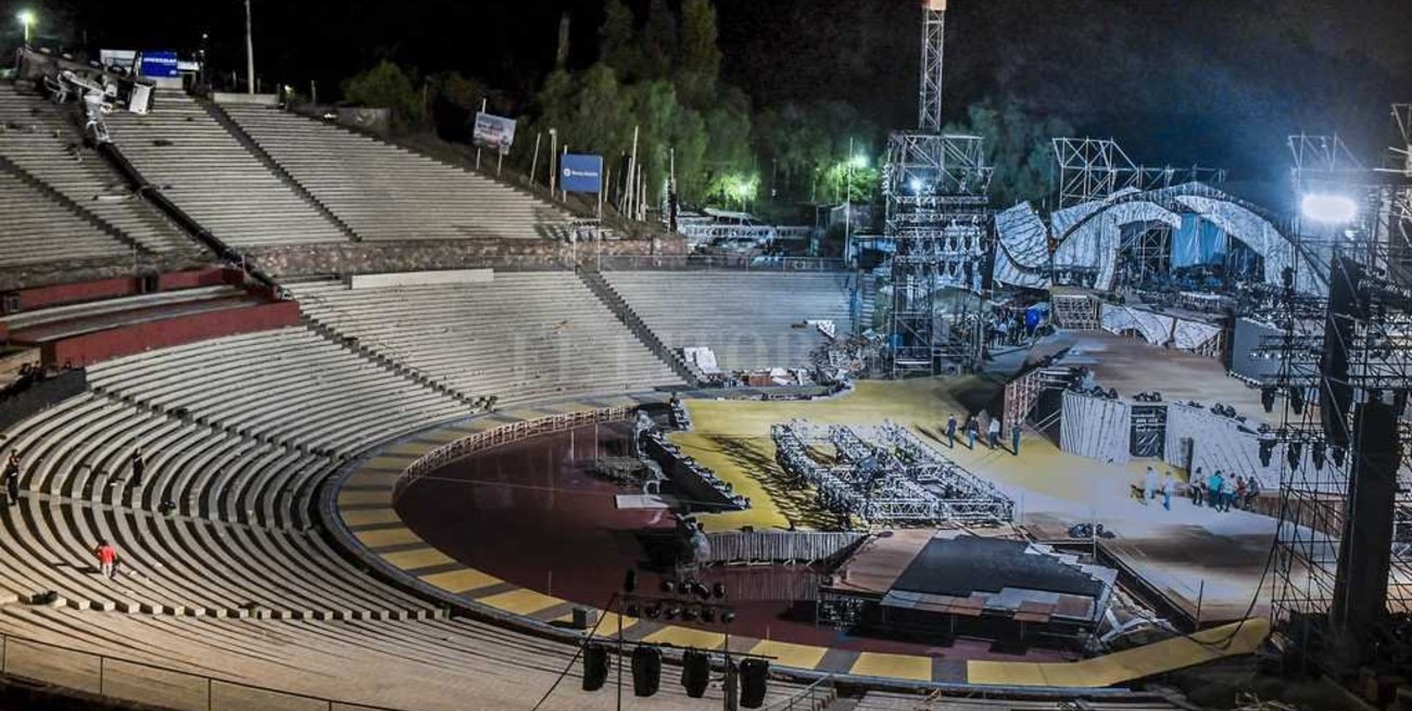 Fiesta de la Vendimia: se desplomó una grúa y parte del escenario 