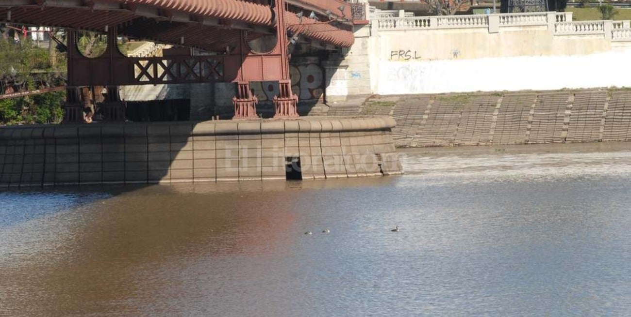 Puente Colgante: la bajante evidenció daños erosivos