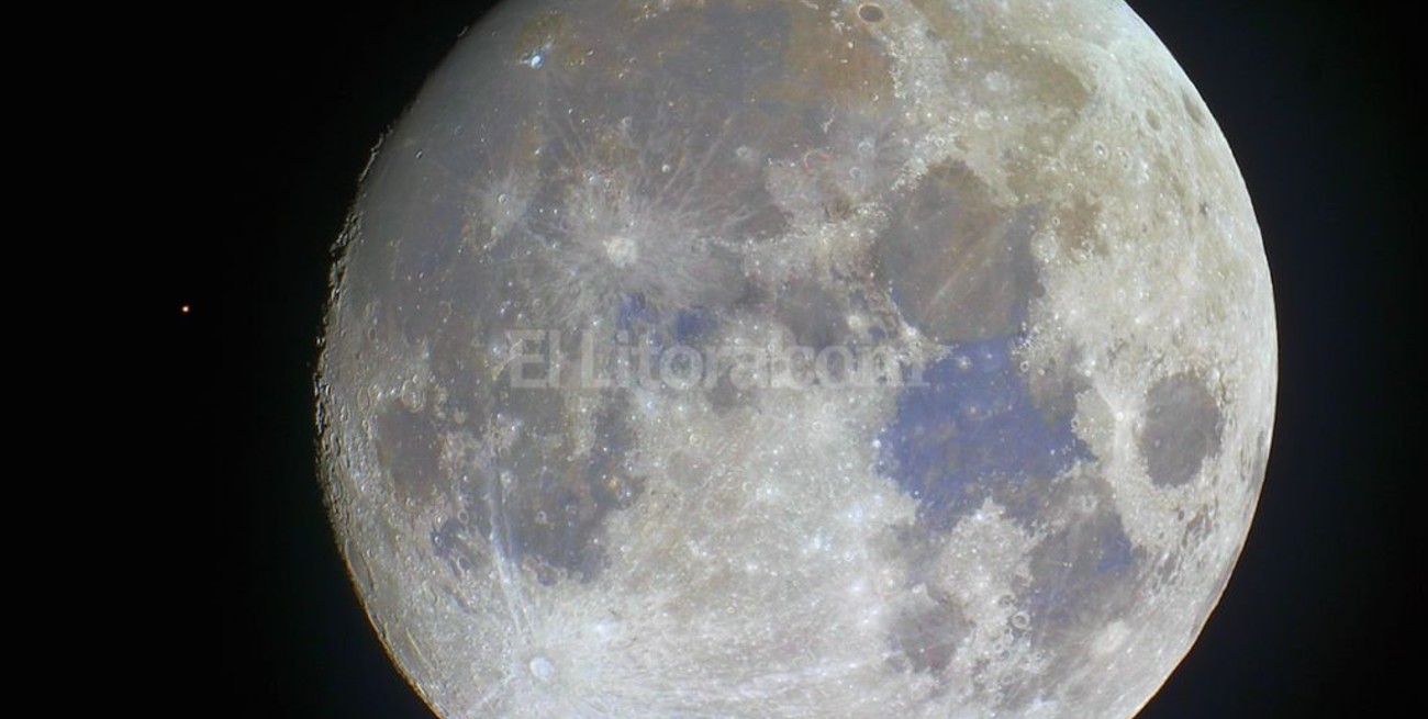 La Luna y una estrella roja gigante se juntarán esta noche en el cielo y el fenómeno se verá a simple vista