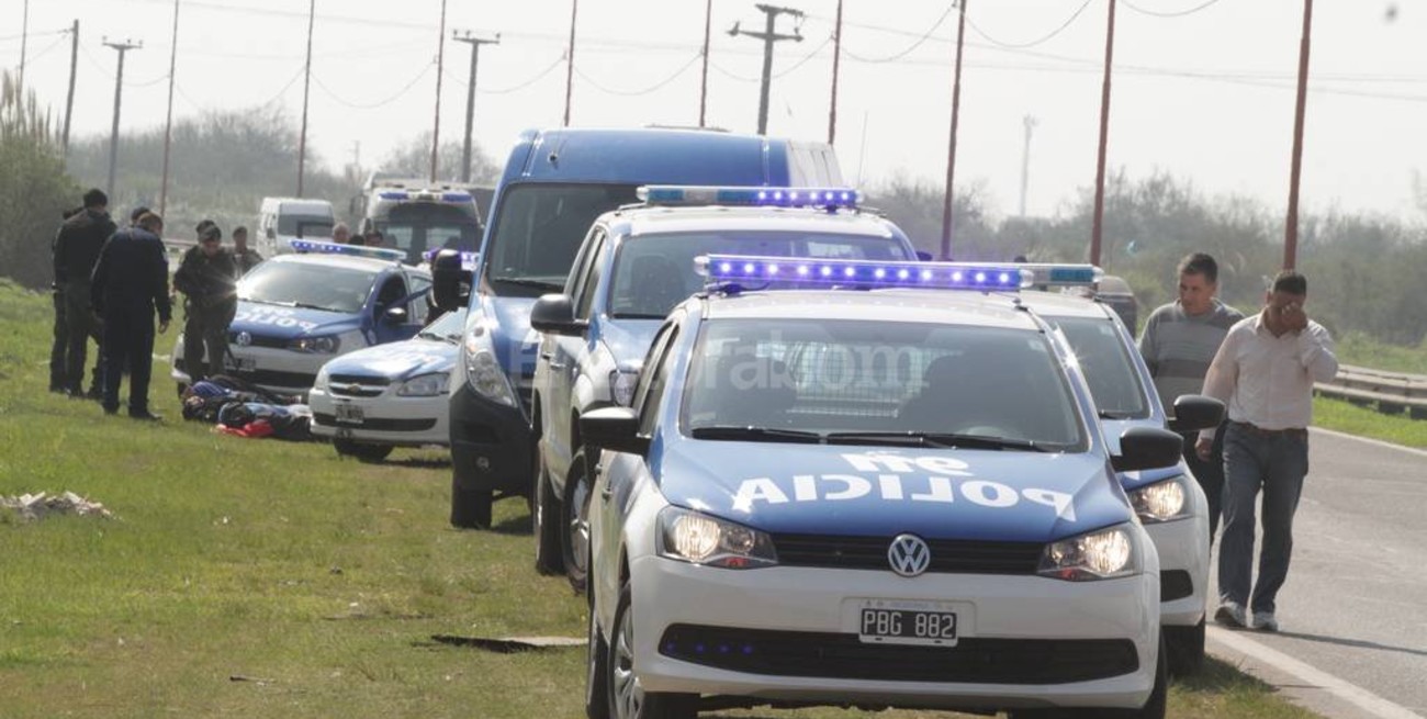 Persiguen y detienen a barrabravas que rompieron autos de jugadores