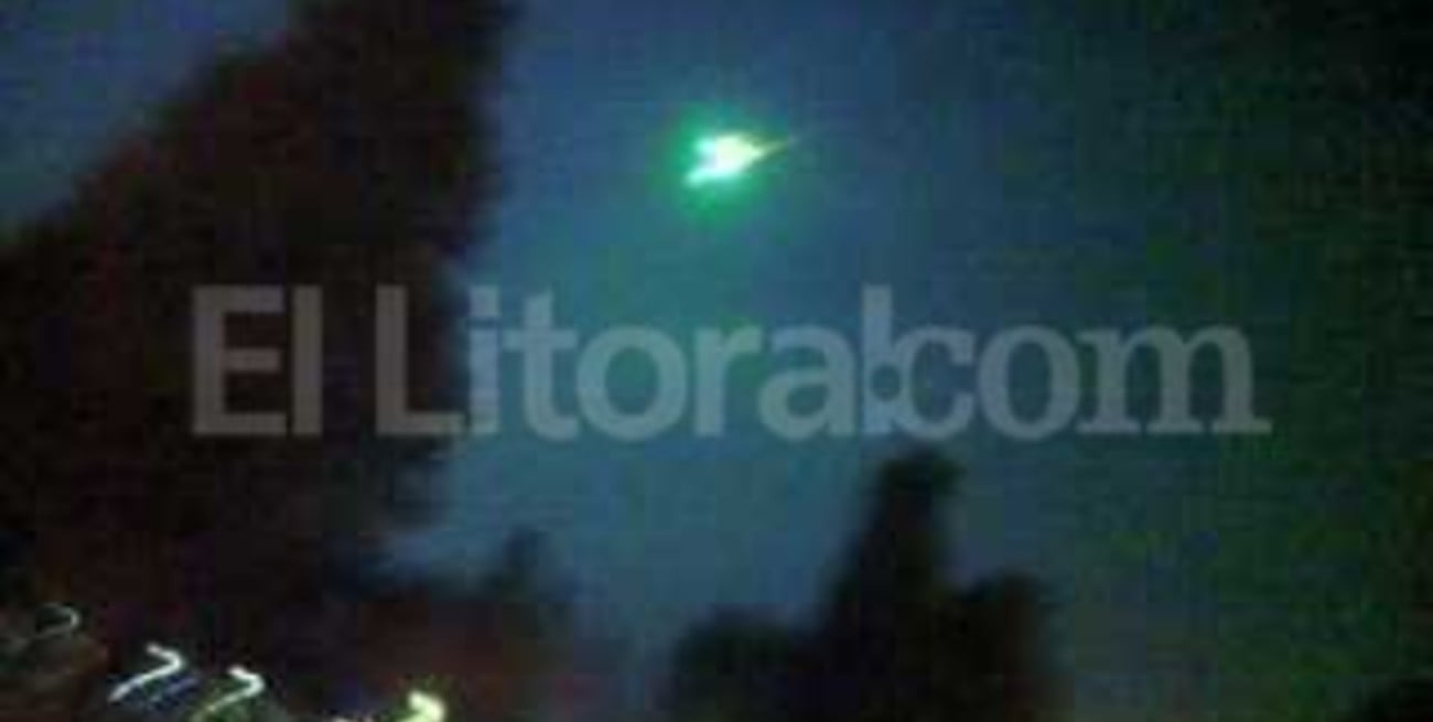 Una luz verde en el cielo