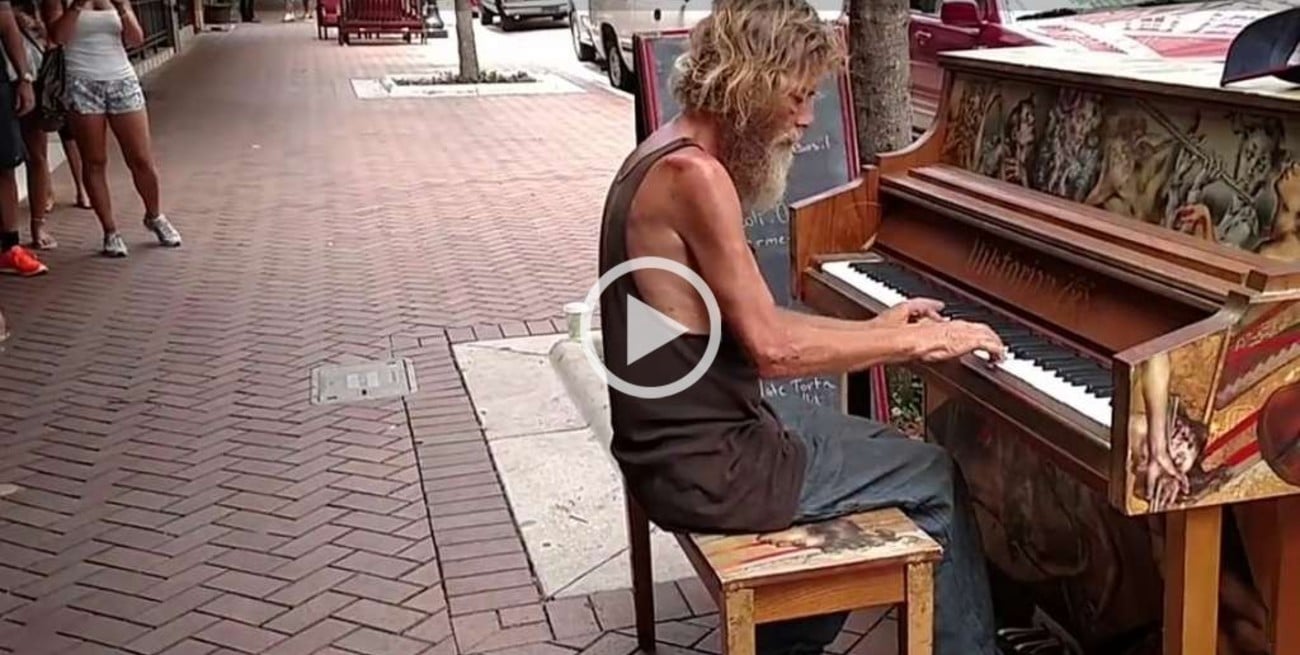 Vagabundo sorprende tocando el piano en las calles de Florida