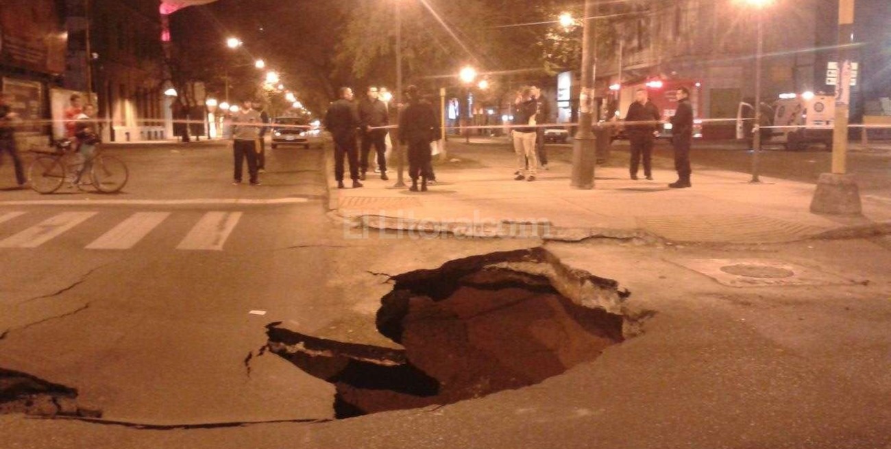 Assa trabaja en el socavón de Rivadavia y Bulevar