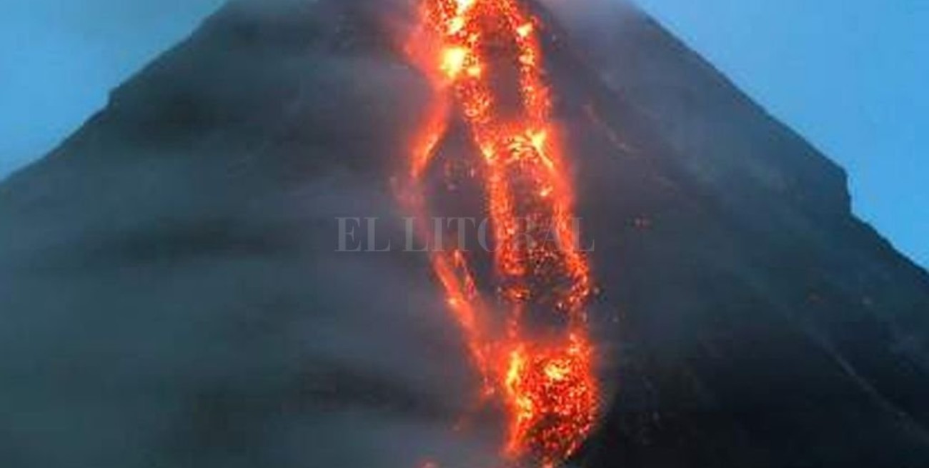 Filipinas, en alerta por erupción del volcán Mayon 