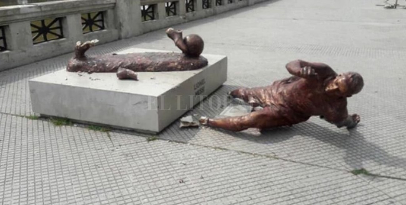 Le cortaron las piernas a la estatua de Messi
