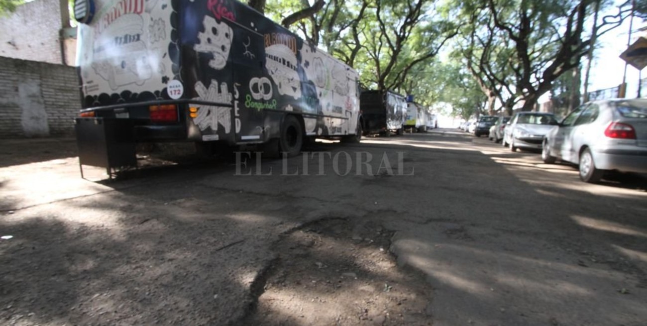 Cerca de la Costanera, la calle de los carribares está "detonada"