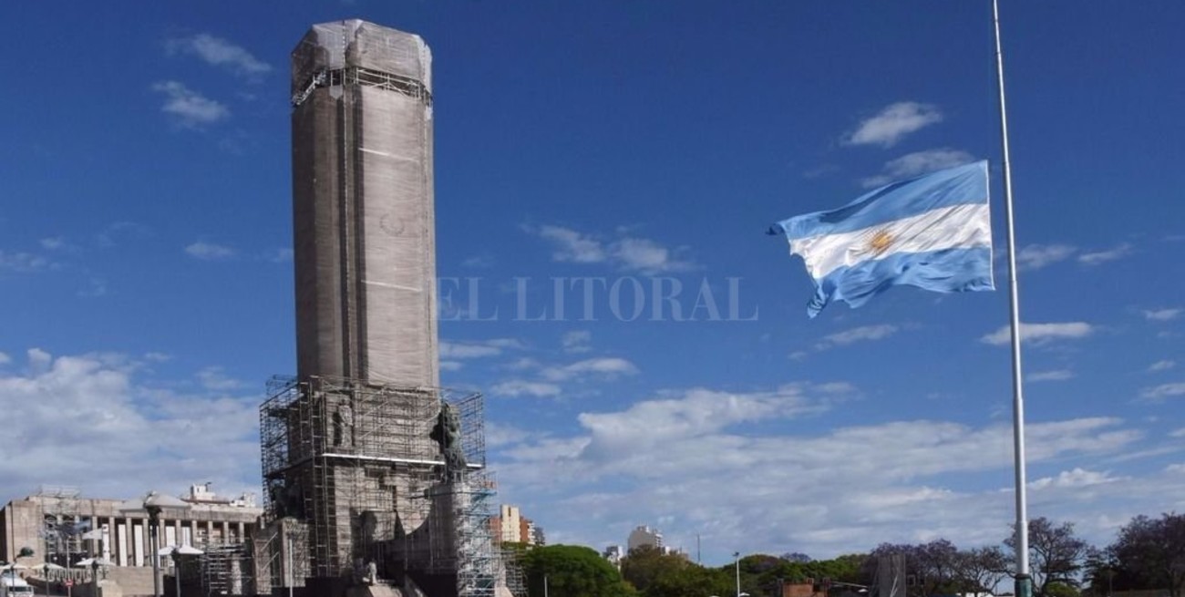 A la espera de la llegada de los cuerpos, Rosario rinde homenajes