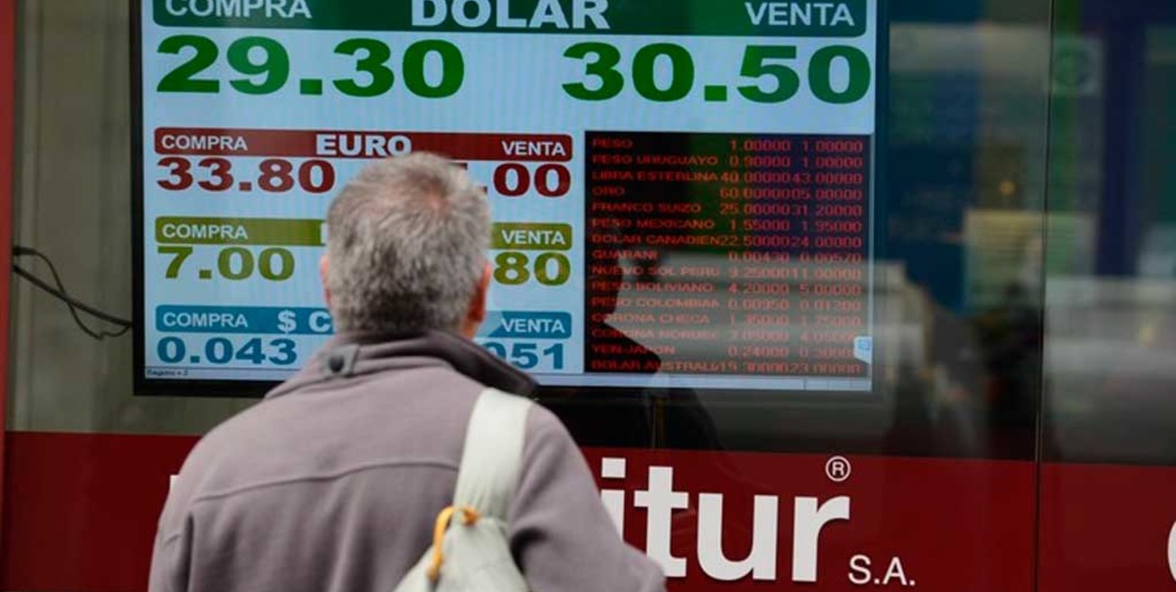 El dólar abrió en alza y llegó a los $ 30