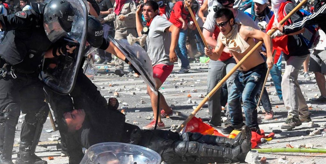 Se entregó un militante que acusado de agredir a un policía frente al Congreso