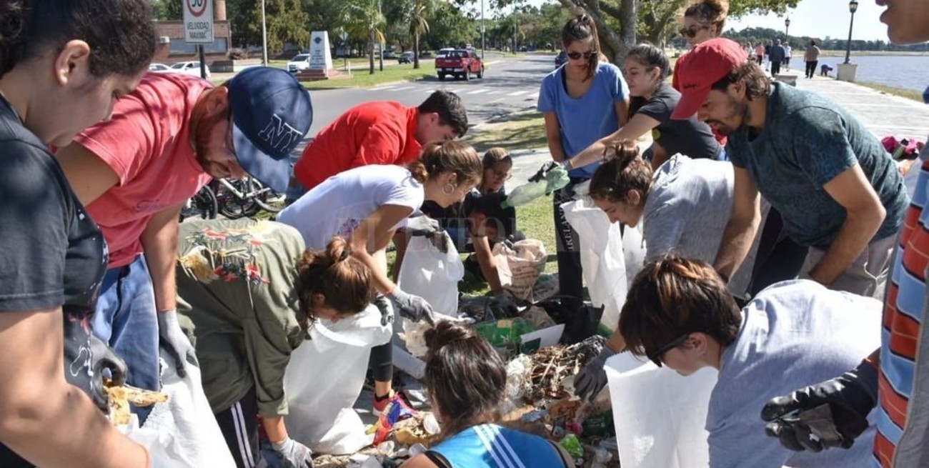 En sólo 3 horas, retiraron media tonelada de residuos sólidos de la Laguna Setúbal 