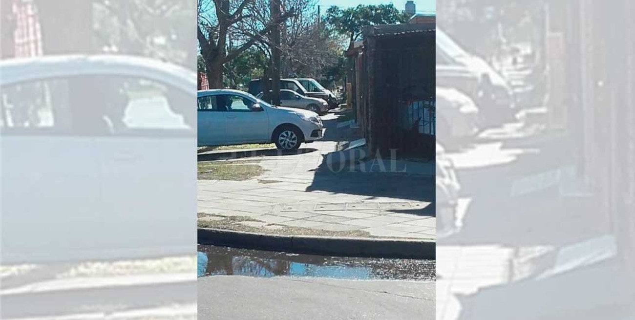 Barrio El Pozo: imposible transitar por veredas con autos mal estacionados