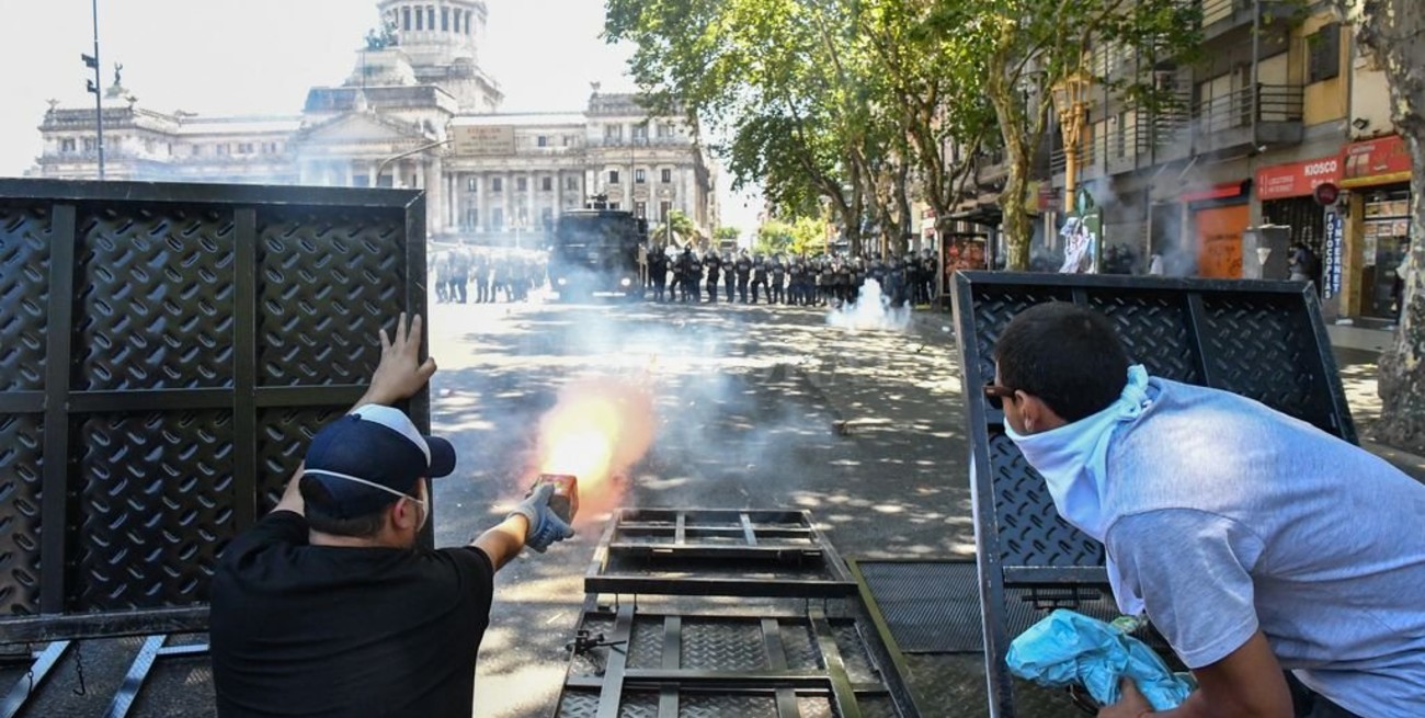 Fotos: corridas, pedradas, armas caseras y gases fuera del Congreso 