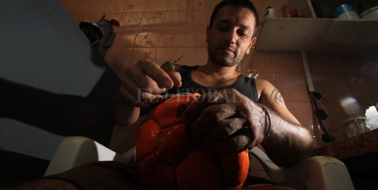 "Señor, zapatos se lustran": los viejos oficios que resisten a la posmodernidad