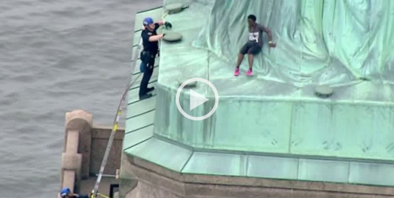 Una manifestante anti-Trump escaló la Estatua de la Libertad