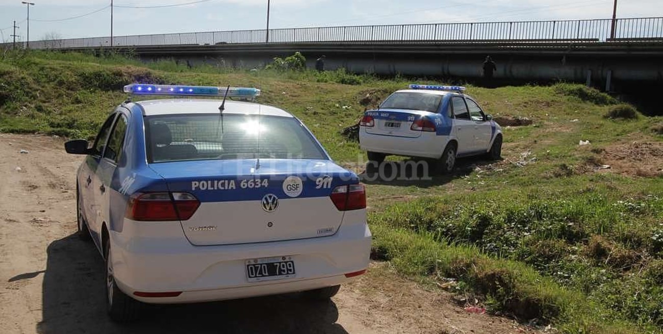Hallaron restos óseos humanos bajo un aliviador de la ruta 168