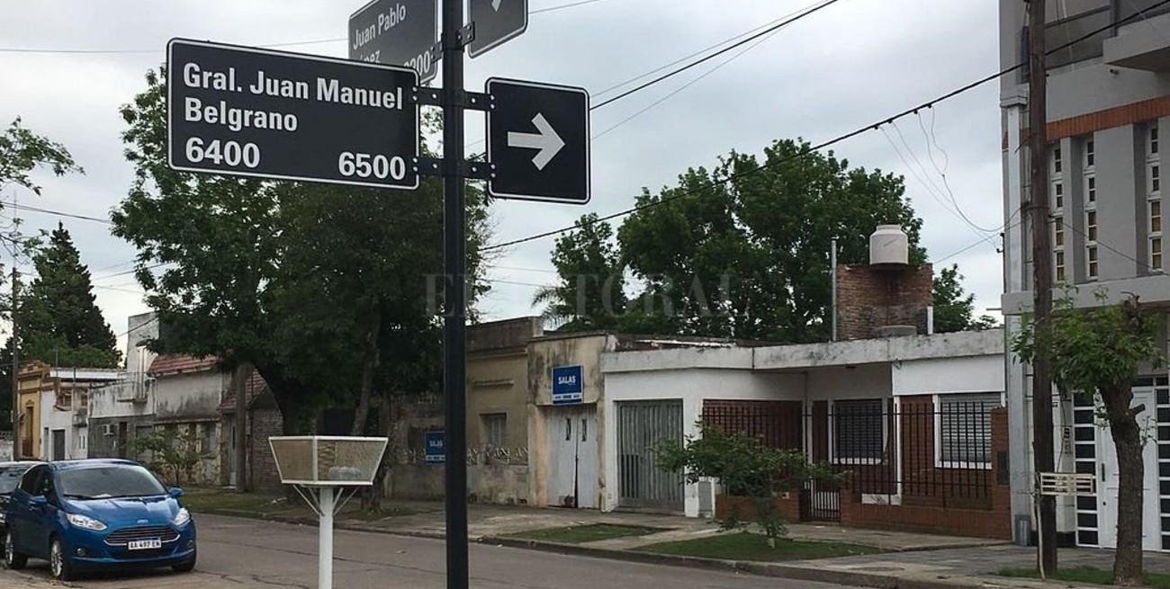 Reemplazan los carteles nomencladores de calle Belgrano y otros mal escritos