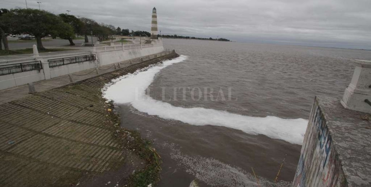 El río creció 1,50 metro pero aún está lejos del nivel de alerta