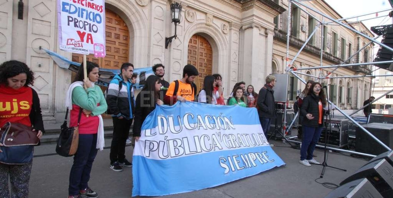 Con una marcha, Rectorado se llenó de reivindicaciones