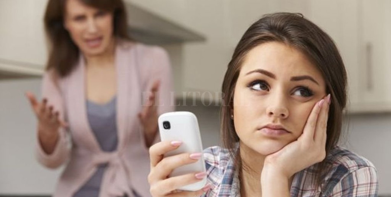 Creó una aplicación que bloquea el celular de su hijo hasta que le contesta sus mensajes y llamadas