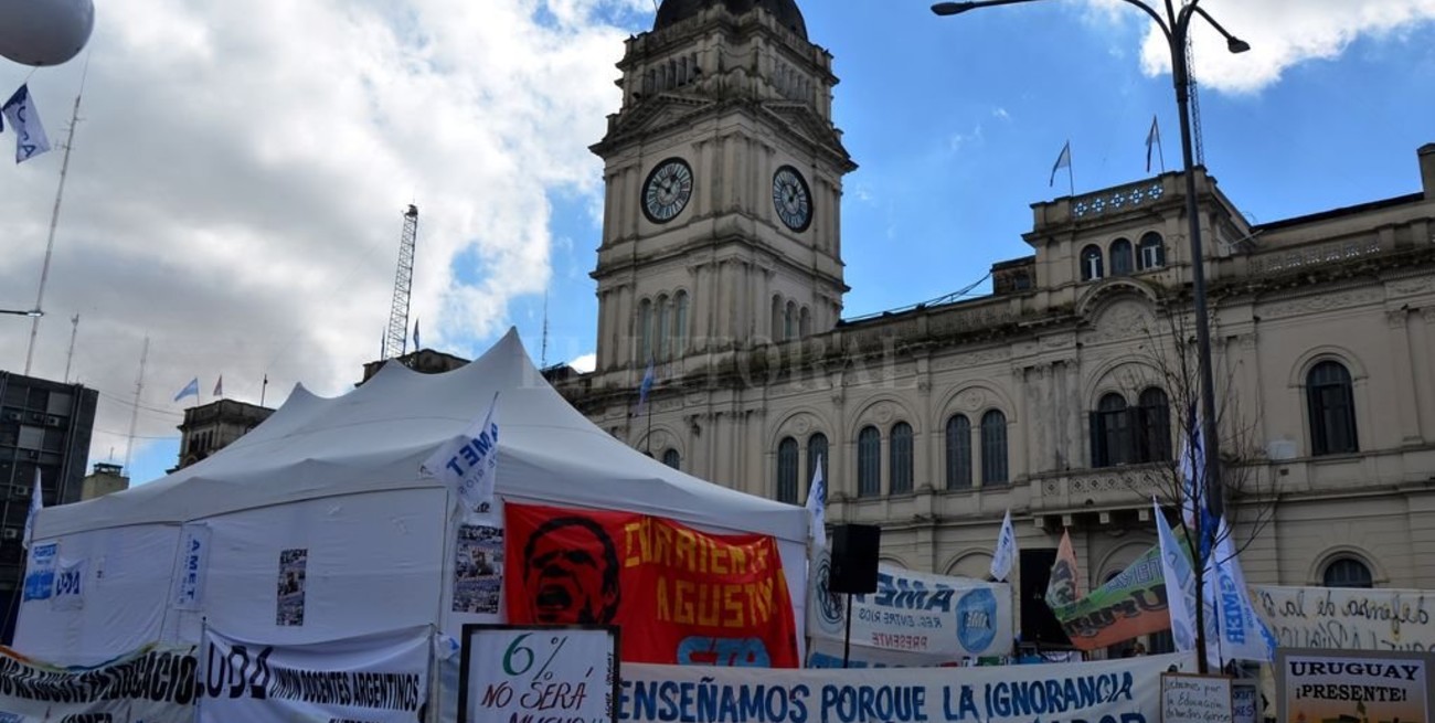 Docentes entrerrianos instalaron una carpa blanca frente a la Casa de Gobierno
