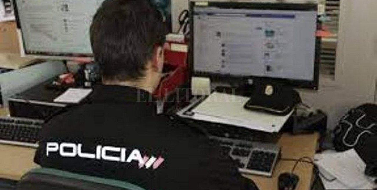 Detienen a un policía que usaba la computadora de la comisaría para mantener contacto con menores