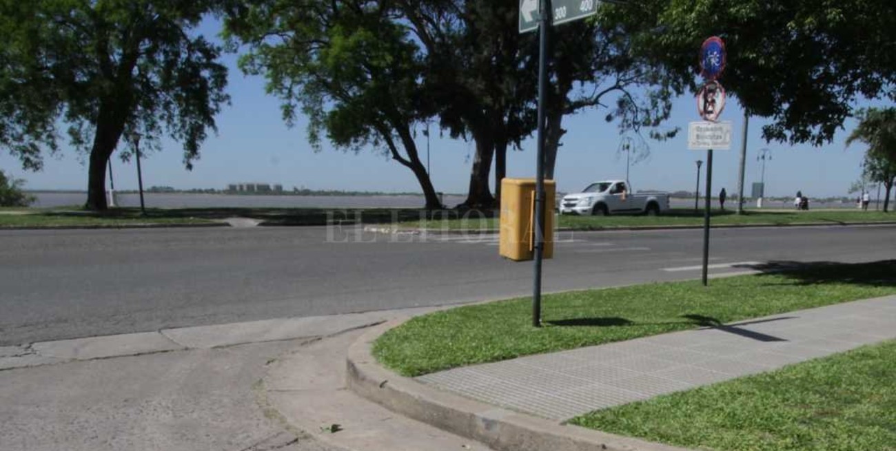 Robo en la Costanera: se llevaron dinero y celulares del interior de un auto