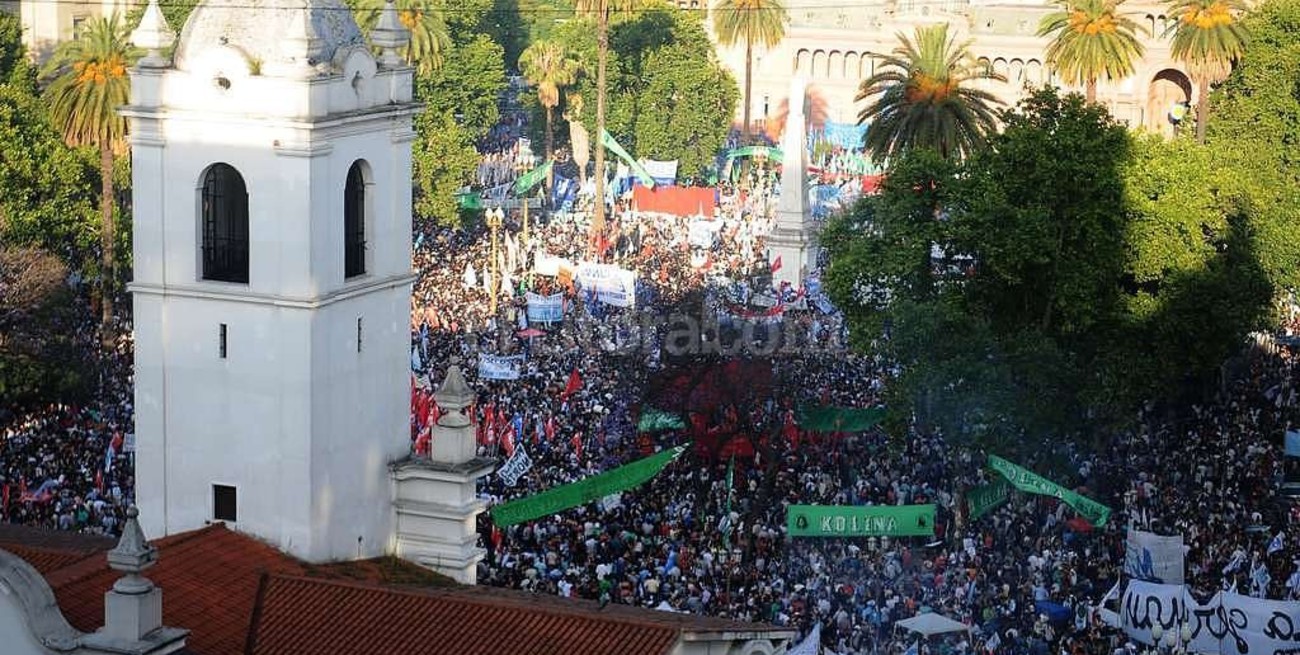 Cristina se despidió ante una multitud en Plaza de Mayo